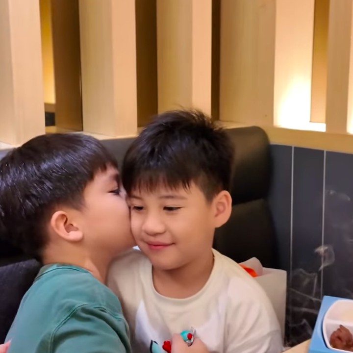 <p>"Terima kasih ya, Iago," kata Iori. "Aku mau <em>kiss</em>," sambung Iago seraya mengecup pipi sang kakak. (Foto: Instagram: @putrititian)</p>