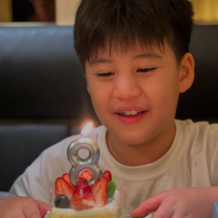 <p>Tidak hanya dari kedua orang tuanya, Iori juga mendapatkan hadiah kue ulang tahun dari sang adik, Iago Liem. Setelah berpelukan, Iago pun mencium sang kakak. (Foto: Instagram: @putrititian)</p>