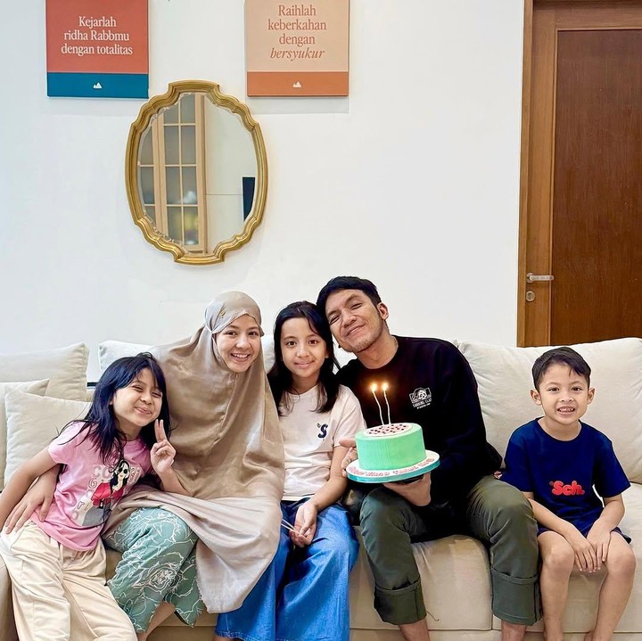 <p>Desta dan Natasha pun terlihat kompak merayakan ulang tahun sang putri. Momen ini dibagikan langsung oleh Desta melalui laman Instagram-nya. (Foto: Instagram: @desta08s)</p>