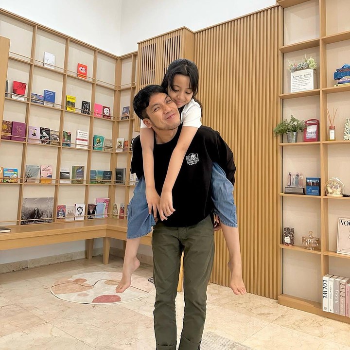 <p>Melalui unggahan ini, Desta tampak menggendong sang putri dengan penuh sayang. Ia pun memberikan ucapan yang menyentuh. (Foto: Instagram: @desta08s)</p>