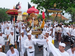 Video: Upacara Melasti Memikat Perhatian Wisatawan di Tanah Lot Bali