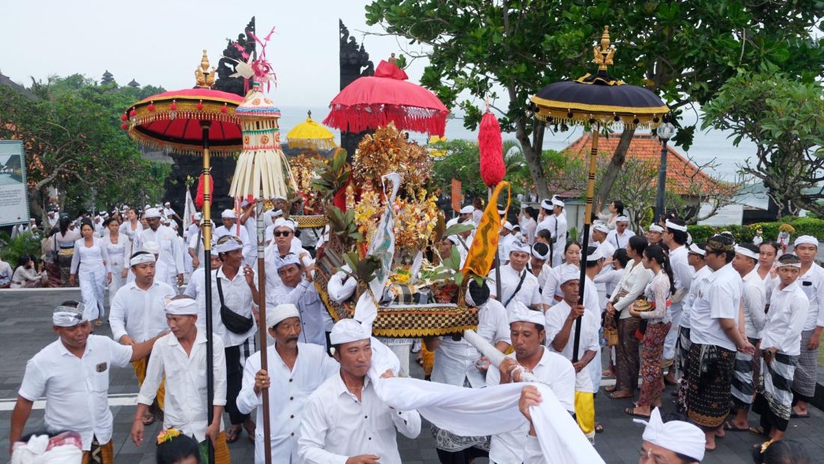 FOTO: Upacara Melasti Sambut Hari Raya Nyepi di Berbagai Daerah
