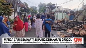 VIDEO: Warga Cari Sisa Harta di Puing Kebakaran Grogol