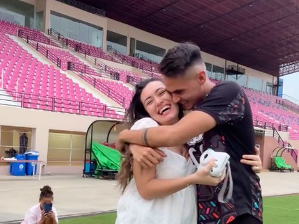 Unik Banget, 5 Potret Gender Reveal Kehamilan Pertama Amanda Gonzales Digelar di Lapangan Bola