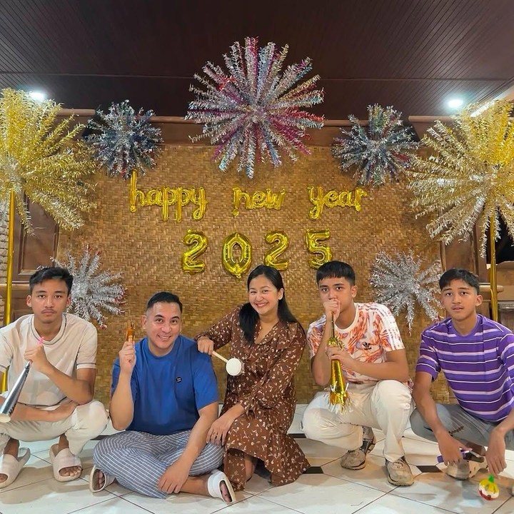 <p>Pasangan artis Amara dan Frans Mohede sudah mengarungi bahtera rumah tangga selama 25 tahun. Dari pernikahan ini, keduanya dikaruniai tiga anak laki-laki yang sudah beranjak remaja. (Foto: Instagram @amaranggana)</p>