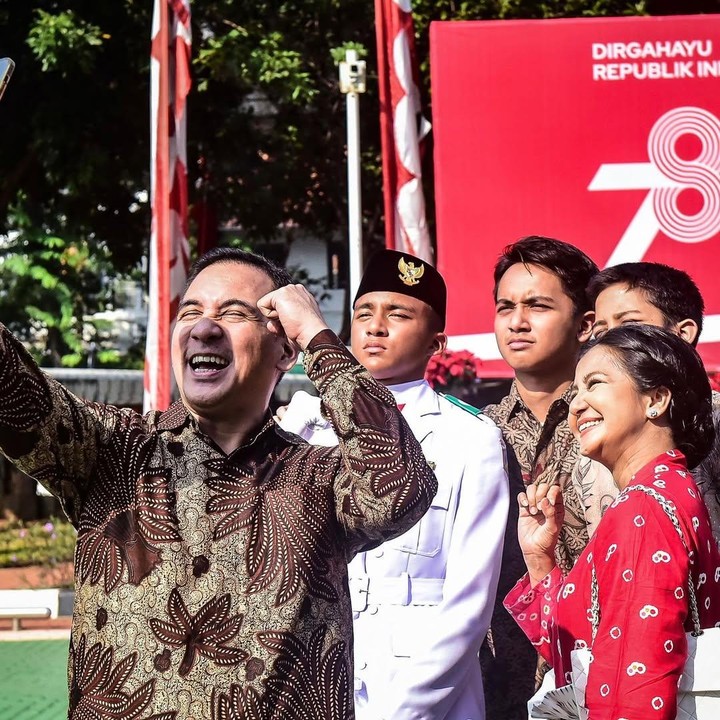 <p>Sebagai orang tua, Amara dan Frans selalu memberikan dukungan terhadap kegiatan positif yang dilakukan anak-anaknya. Misalnya, saat putra kedua mereka terpilih untuk menjadi anggota pengibar bendera di HUT Indonesia beberapa waktu lalu, Amara dan Frans hadir mendampingi sang putra. (Foto: Instagram @amaranggana)</p>