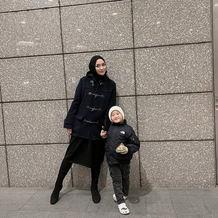 <p>Saat berlibur di musim dingin bersama sang Bunda, Athar tampak menggemaskan mengenakan kupluk putih. Ia juga selalu menggandeng tangan sang Bunda penuh sayang. (Foto: Instagram: @citraciki)</p>