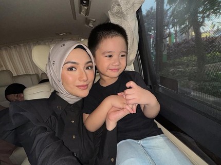 Athar Anak Citra Kirana Selalu Ceria dan Ceriwis, Lihat 7 Potret Gayanya Bun