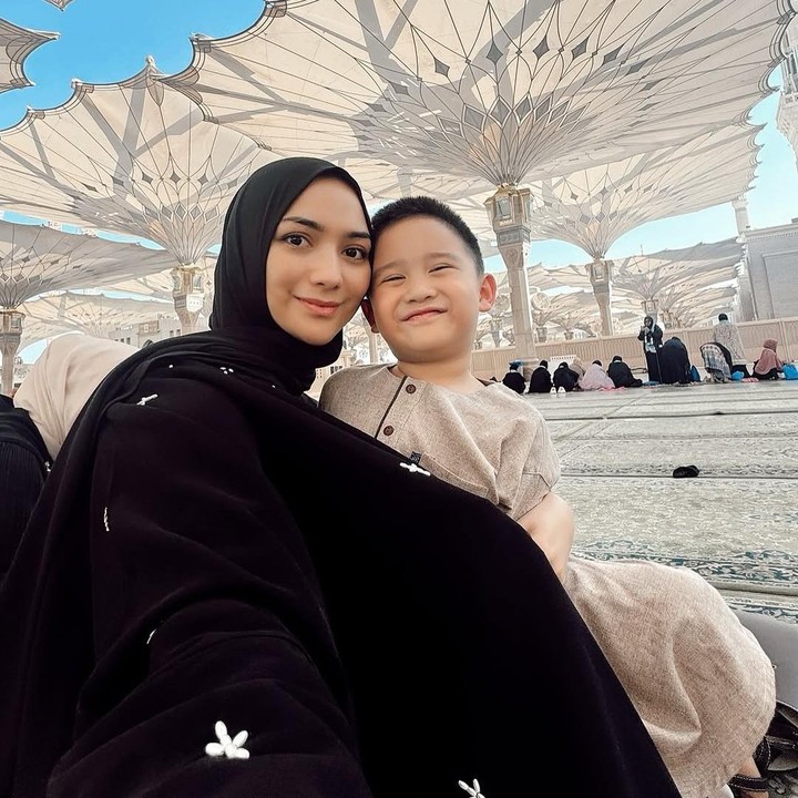 <p>Lahir pada 2020, Athar akan genap berusia lima tahun. Meski masih kecil, gaya Athar selalu menarik perhatian netizen. (Foto: Instagram: @citraciki)</p>