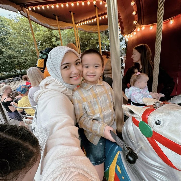<p>Selain dikenal memiliki gaya yang <em>fashionable</em>, Athar juga selalu terlihat ceria dan ceriwis, Bunda. Terlebih ketika dirinya berkumpul dengan hewan peliharaan kesayangnnya. (Foto: Instagram: @citraciki)</p>