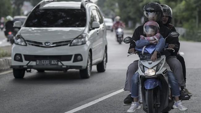 FOTO: Bahaya Mengintai Pemudik Motor Membawa Anak