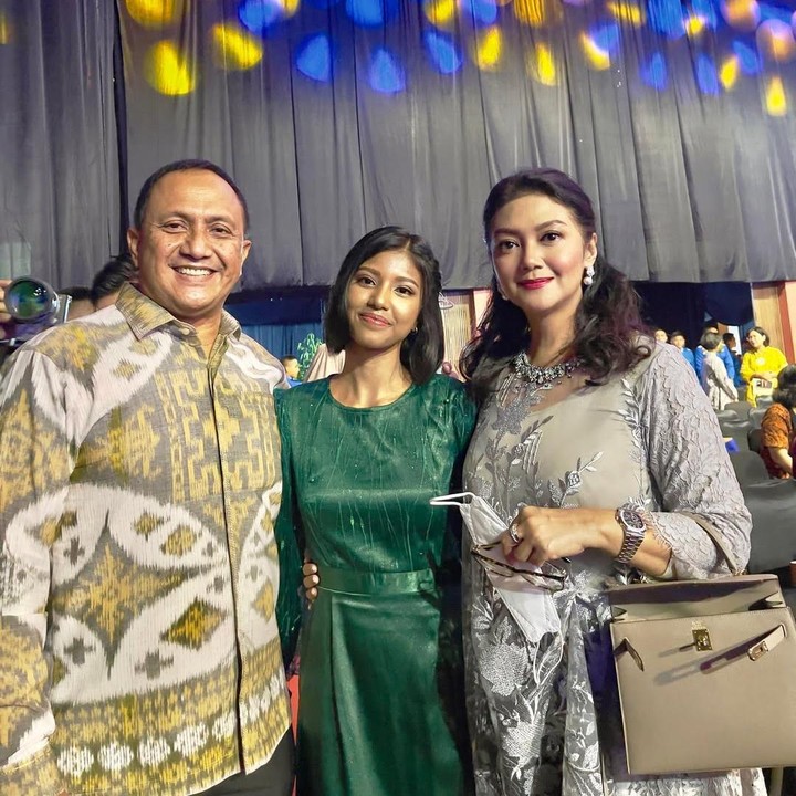 <p>Beberapa waktu lalu, Bella bahkan menghadiri acara kelulusan sang putri sambung dari sekolah Taruna yang berada di Magelang. "Lulus juga dari sekolah yang katanya sangat normatif. Pas mau pisah-pisahan sedih juga kan," ujarnya. (Foto: Instagram: @bellasaphiraofficial)</p>
