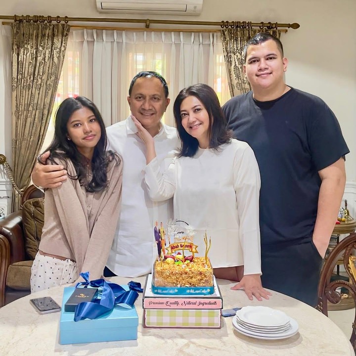 <p>Bella Saphira sendiri kerap membagikan momen kebersamaannya dengan dua anak sambungnya, Achmad Charliandra dan Diandra Minunet. Potretnya pun dapat dilihat melalui laman Instagram pribadinya. (Foto: Instagram: @bellasaphiraofficial)</p>