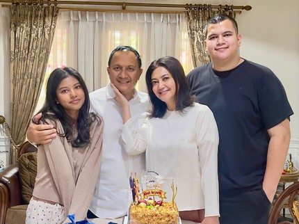 5 Potret Kedekatan Bella Saphira Bersama Anak-anak Sambung, Harmonis Banget Bun!