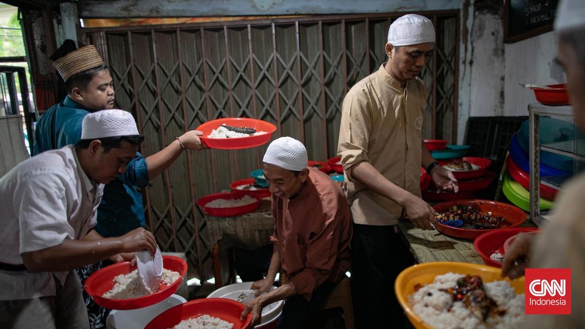 FOTO: Suasana Hangat Tradisi Bukber di Kampung Arab Pekojan