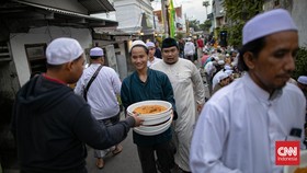 FOTO: Suasana Hangat Tradisi Bukber di Kampung Arab Pekojan