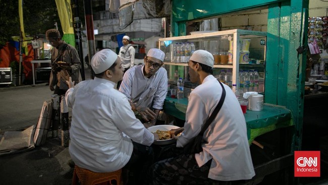 Ibadah puasa Ramadan 1447 Hijriah memasuki hari ke-22. Berikut jadwal berbuka puasa di berbagai kota Indonesia, dari Jakarta hingga Papua.