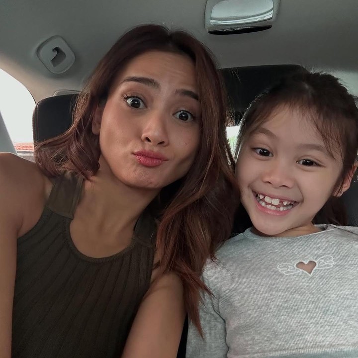 <p>Beberapa waktu lalu, Acha juga membagikan potretnya bersama sang putri ketika berada di dalam mobil. Brie tampil cantik dengan kaos panjang abu-abu sedangkan sang Bunda mengenaan baju warna hijau army. (Foto: Instagram: @septriasaacha)</p>