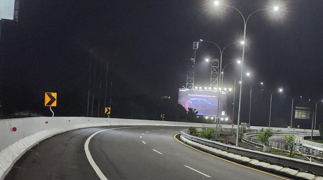 Menempuh perjalanan mudik Lebaran di malam hari kerap menjadi pilihan dengan harapan rute yang akan dilalui lebih adem.