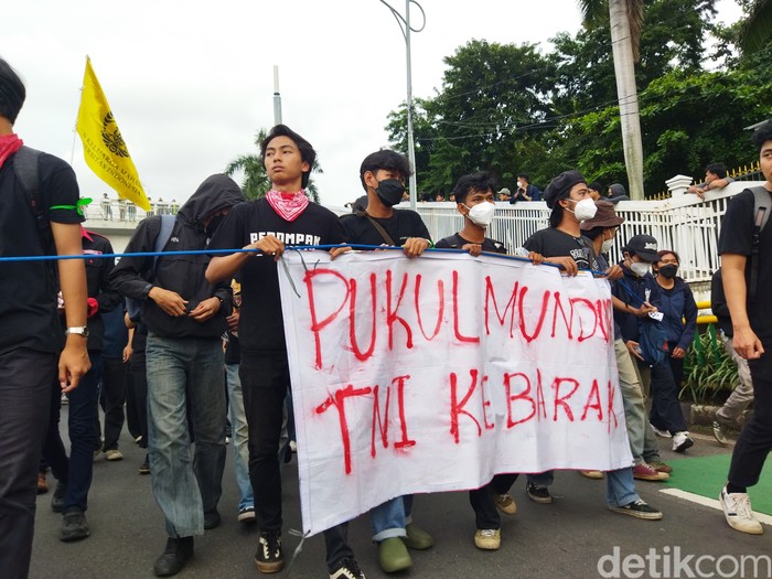 Demo tolak UU TNI di DPR