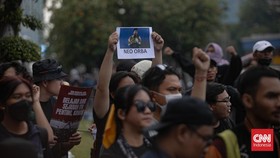 Massa Aksi di DPR Saling Berbagi Makan Gratis Jelang Kumandang Maghrib