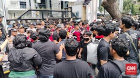 Demo Tolak UU TNI di Medan Ricuh, Massa Aksi Diduga Dipukuli Aparat