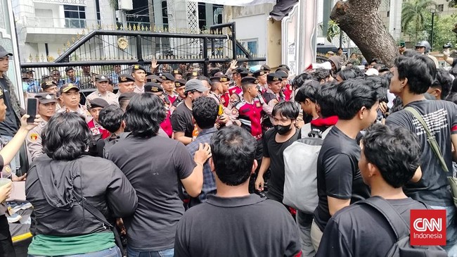 Demo tolak UU TNI di depan DPRD Sumut sempat ricuh usai diduga ada aparat melakukan kekerasan ke massa aksi dari Akumulasi Kemarahan Buruh dan Rakyat (AKBAR).