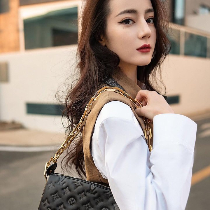 <p>Bunda pastinya sudah tidak asing lagi dengan perempuan cantik yang satu ini, bukan? Dilraba Dilmurat seringkali mencuri perhatian lewat kecantikannya yang dianggap hampir sempurna. (Foto: Instagram @dilrabaxx63)</p>