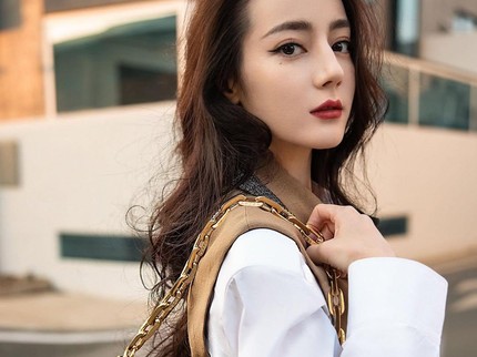 Pesona Dilraba Dilmurat yang Pernah Masuk Daftar Perempuan Tercantik Dunia, Intip 5 Potretnya Bunda