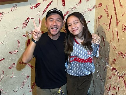 5 Potret Momen Manis Omesh dan Putri Sulungnya, Ditemani Konser hingga Malam Mingguan