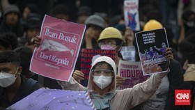 FOTO: Demo Tolak UU TNI Hingga Banjir Besar di Jambi