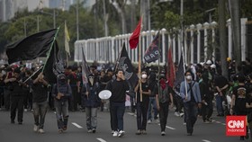 FOTO: Gerak Massa Aksi Tolak Perubahan UU TNI di Depan Gedung DPR