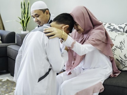 Anak Tidak Mau Salim pada Orang Lain saat Lebaran, Haruskah Dipaksa?