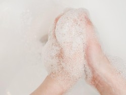 Mitos Sabun Berbusa Lebih Efektif Membersihkan, Benarkah?