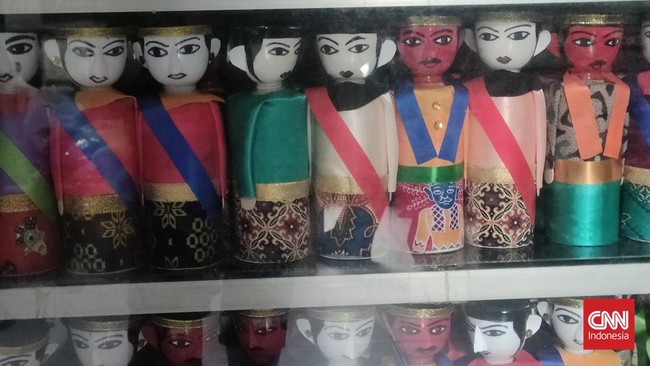 Seorang security pencinta Budaya Betawi berupaya memberikan inspirasi menjaga ondel-ondel lewat UMKM yang ditekuninya dengan bantuan KUR BRI.