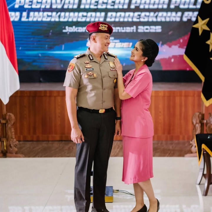 <p>Pada <em>postingan</em> itu, Kadek mengucapkan terima kasih atas perjuangan sang suami. “Terima kasih sudah selalu berjuang untuk kami sayang. <em>Congrats,</em> melati di pundakmu bertambah lagi. Kami selalu bangga padamu…2 Januari 2025,” tulis Kadek, dikutip dari laman <em>Instagram@kddevie,</em> Kamis (27/3/2025). (Foto: Instagram@kddvie)</p>