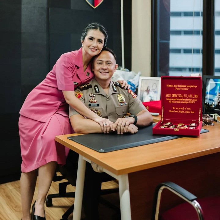 <p>Kadek pun sering kali mengabadikan momen bersama sang suami, Dewa Yoga, di akun Instagram pribadinya seperti potret berikut ini ketika sang suami mendapat tanggung jawab yang baru. (Foto: Instagram@kddvie)</p>