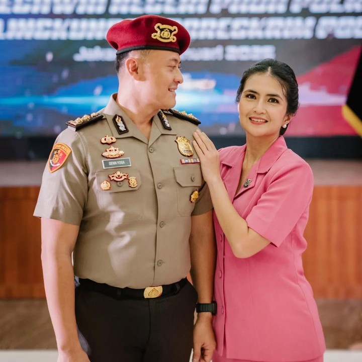 <p>Bunda masih ingat dengan ratu FTV yang satu ini? Kadek Devi kini meninggalkan dunia hiburan dan fokus menjalani perannya sebagai ibu Bhayangkari yang selalu mendampingi suami polisi ketika bertugas. (Foto: Instagram@kddvie)</p>