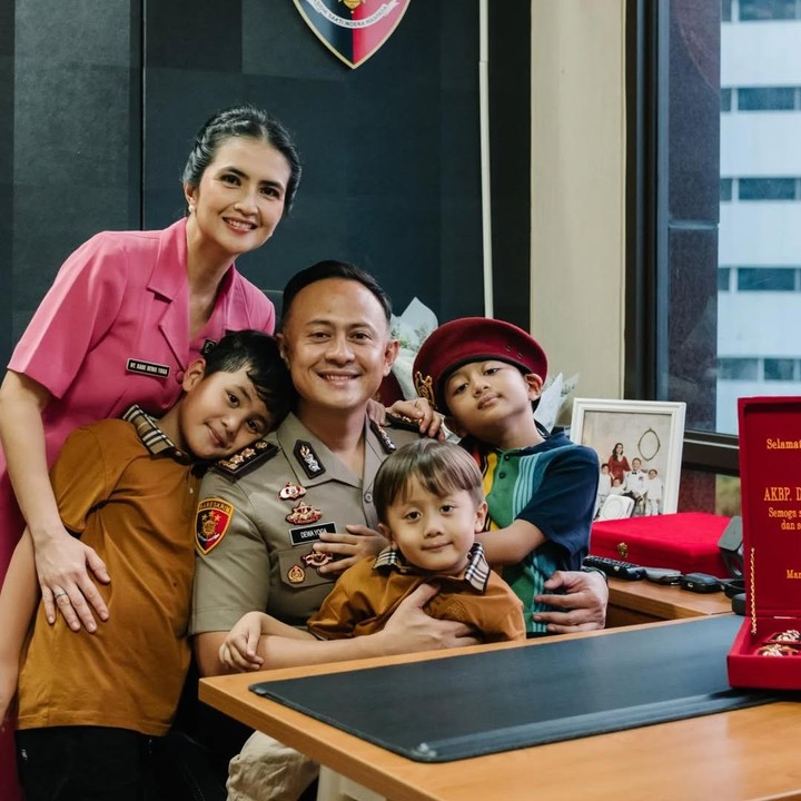 <p>Selain menjadi ibu Bhayangkari, Kadek juga sibuk mengurus ketiga anaknya, dua di antaranya anak kembar. Mereka adalah Magha, Dhega, dan Dewa Komang Reigha Ganapatih Parsana. (Foto: Instagram@kddvie)</p>