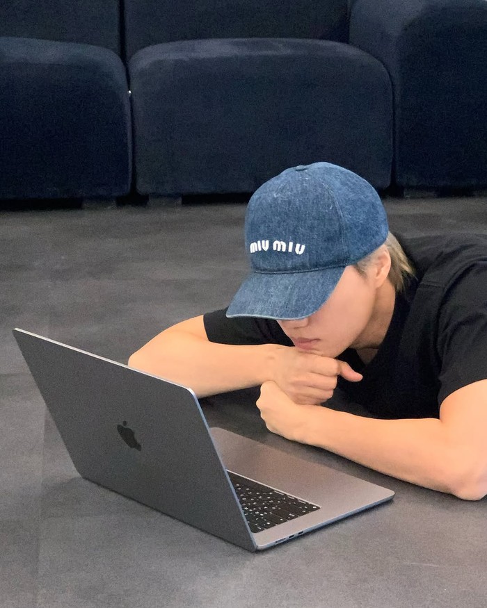 Kai secara aktif akan terus membagikan kesibukannya dalam mempersiapkan album baru, Beauties. Hal ini juga menunjukkan kerinduan terdalam Kai terhadap penggemar dan rasa antusiasnya untuk tampil di atas panggung./ Foto: instagram.com/zkdlin