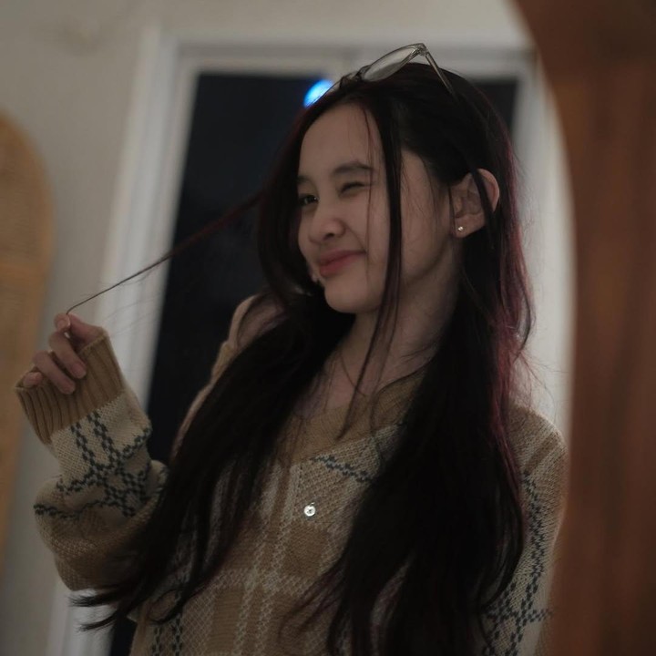 <p>Selain pandai dalam <em>makeup,</em> Sybil tampaknya juga tertarik terjun ke dunia hiburan dalam bidang modelling. Ia diketahui sempat mengikuti kontes pemilihan Gadis Sampul 2024, lho, Bunda. (Foto: Instagram@kana.sybilla)</p>