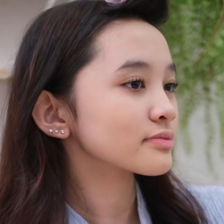 <p><em>Postingan</em> itu pun langsung diramaikan komentar netizen dengan pujian karena parasnya yang begitu cantik, Bunda. “MasyaAllah udah gadis cantikk bangettt,” tulis akun <em>@ayya_henn**.</em> “MasyaAllah cantik sekali,” tulis akun <em>@laviniam**.</em> (Foto: Instagram@kana.sybilla)</p>