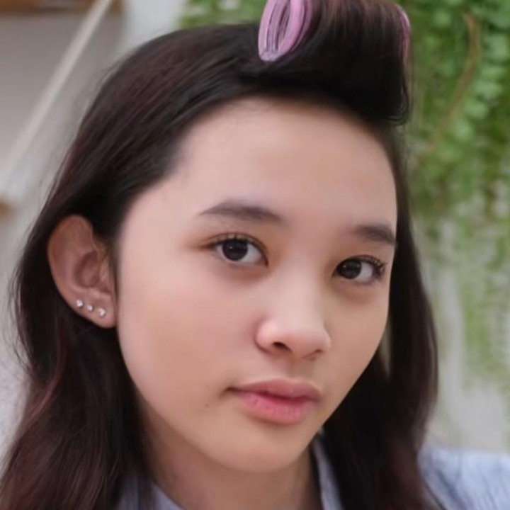 <p>Hal tersebut diketahui langsung melalui beberapa <em>postingan</em> di akun Instagram pribadinya. Remaja 14 tahun ini sering kali mengunggah tutorial <em>makeup</em> dan cara berpakaian dengan pilihan yang <em>fashionable.</em> (Foto: Instagram@kana.sybilla)</p>
