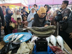 Khofifah Ajak Warga ke Pasar Bandeng Dulu Sebelum Mudik