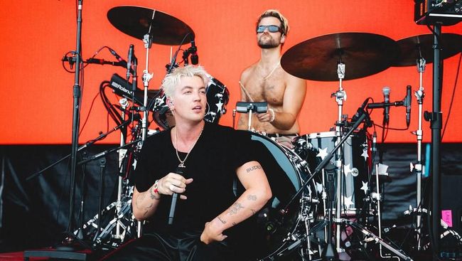 Lirik Lagu Let Me Know - LANY