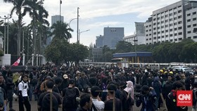 Massa Aksi Tolak UU TNI Mulai Berdatangan ke Gedung DPR