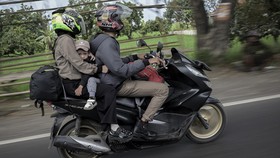 FOTO: Bahaya Mengintai Pemudik Motor Membawa Anak