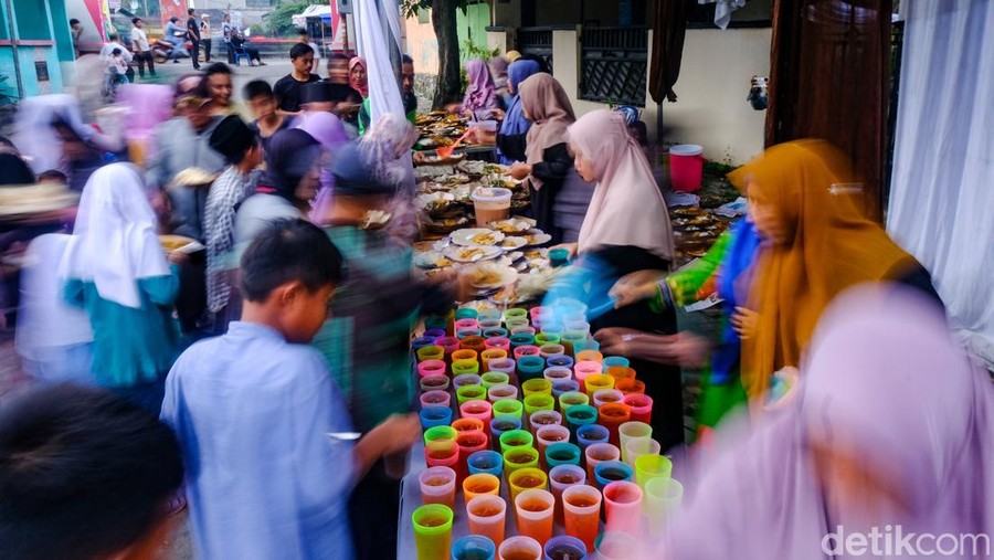 Ada banyak cara dilakukan untuk meraih ladang pahala di bulan Ramadan&comma; seperti berbagi makanan berbuka puasa gratis&period; Tradisi ini sudah berjalan 9 tahun di perumahan Tangerang&period;