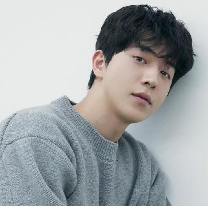 <p>Selanjutnya ada Nam Joo Hyuk. Aktor Korea berbadan atletis ini pernah bermain basket untuk SMA Gyeongnam di berbagai kompetisi. Namun, operasi cedera mendorongnya beralih profesi sebagai model hingga akhirnya berkarier sebagai aktor. (Foto: Instagram @skawngur)</p>