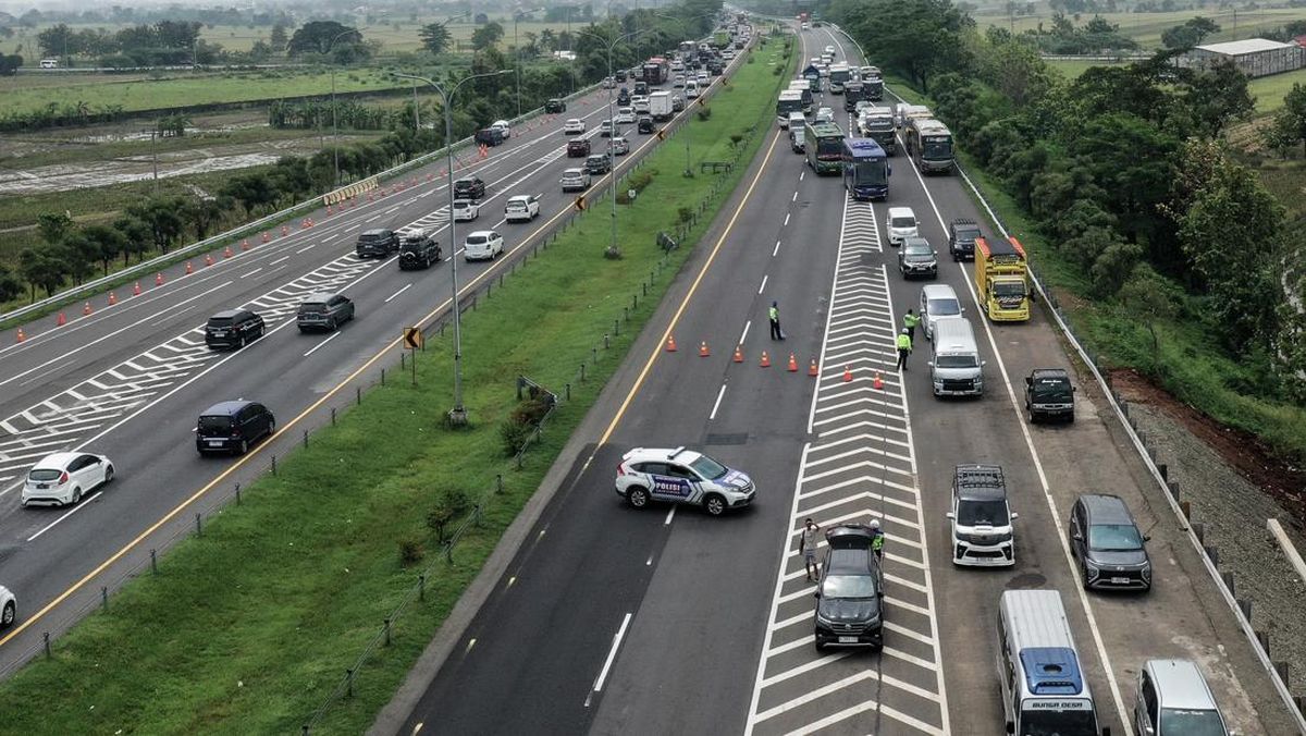 Tertinggal di Rest Area, Pemudik Ini Diantar Polisi Susul Keluarga